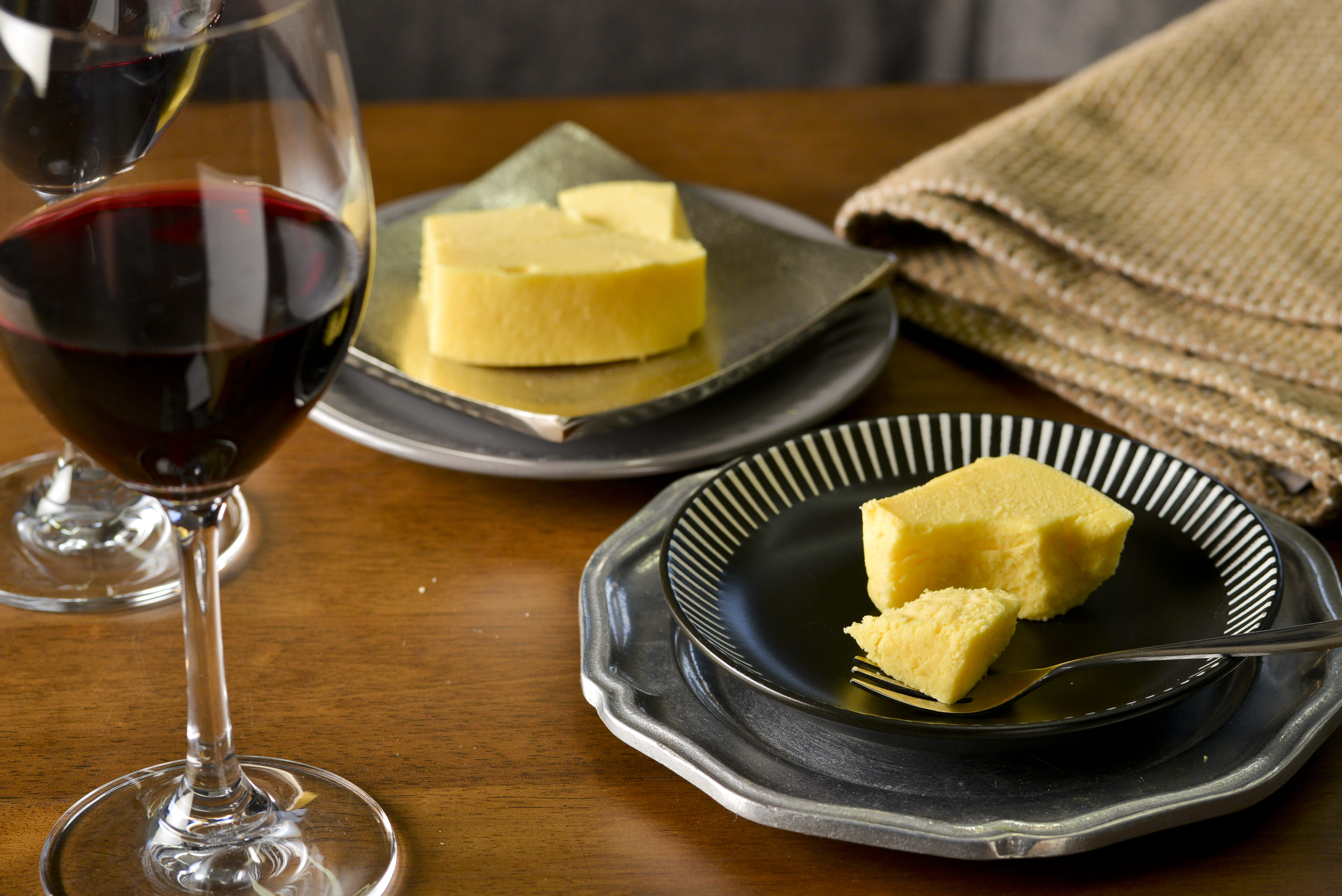 NYチーズケーキとワインの写真